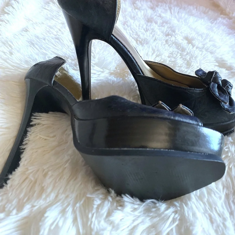 Quipid Black Platform Heel w/ Bow Peep Toe and 1.5” Platform SZ 8